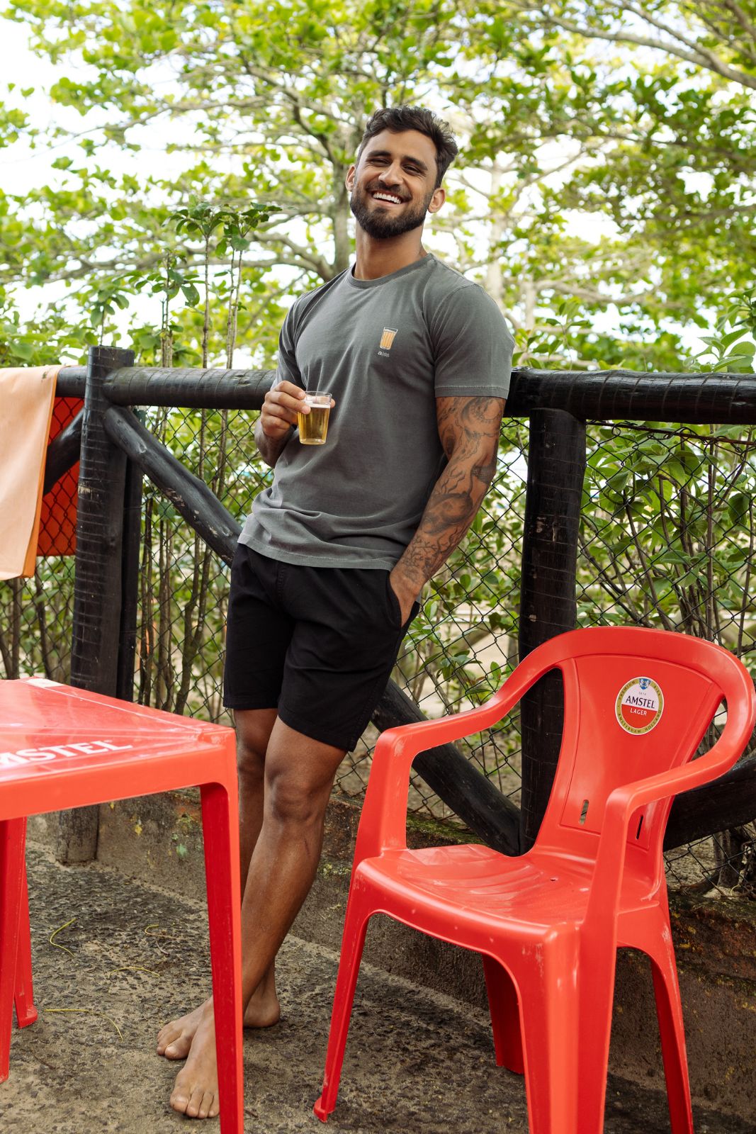 Camiseta Estonada - Entre Histórias - Cinza