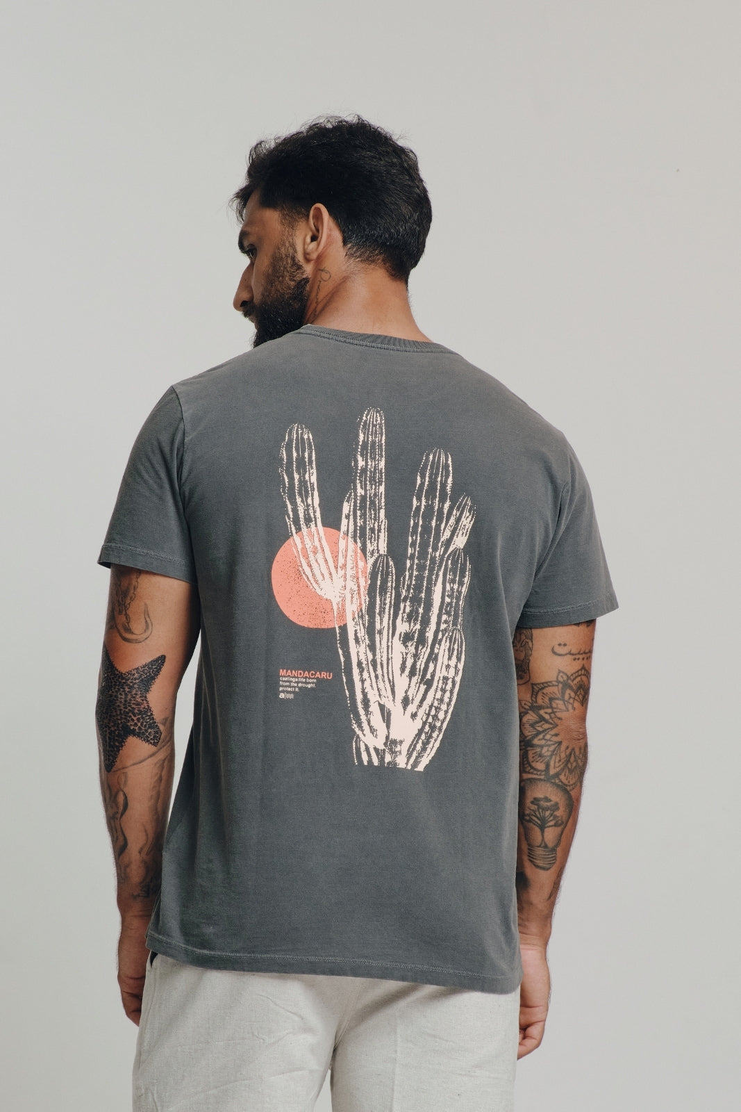 Camiseta Estonada Biomas  - Mandacaru - Cinza