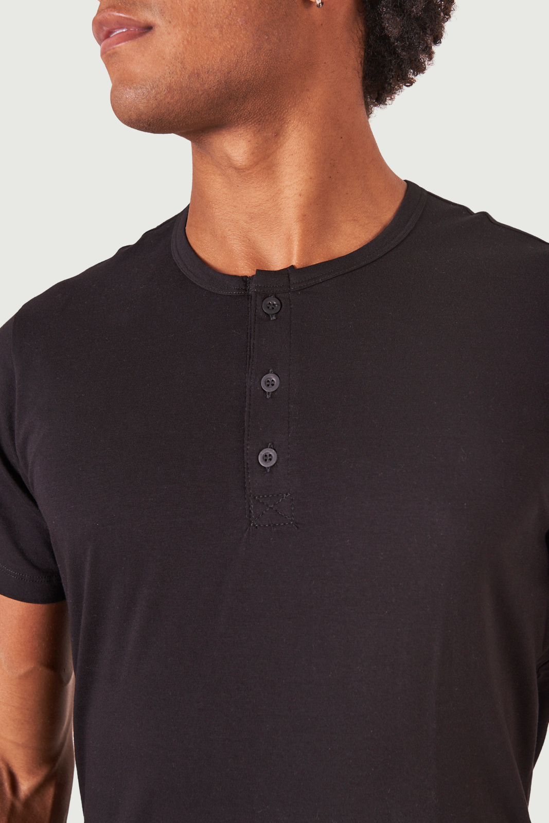 Camiseta Henley - Preta